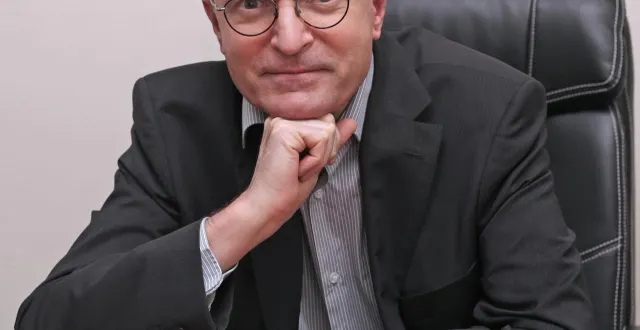 photo  le professeur emmanuel houdart, neuroradiologue interventionnel spécialiste, des acouphènes pulsatiles à l’hôpital lariboisière à paris.  &copy;  hôpital lariboisière 