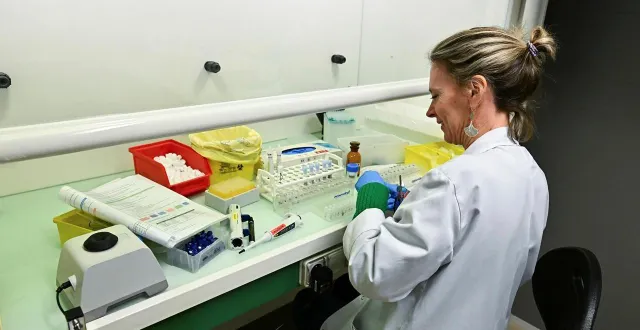 photo  une technicienne de laboratoire prépare les échantillons de sang et d’urine qui vont être analysés.  &copy;  franck dubray / ouest france 