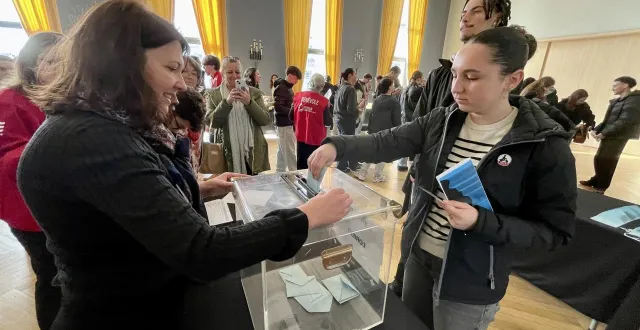 photo  après la cérémonie, les jeunes majeurs ont participé à un scrutin officieux pour se familiariser avec un bureau de vote avant leurs premières élections.  &copy;  ouest-france 