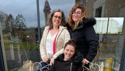 photo  debout de g. à dr : alexandra boucle et bettina loyer. assise : emma rodriguez.  &copy;  le maine libre 