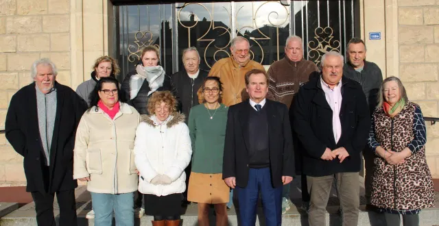 photo  au 1er rang : de gauche à droite. j.-f. fratras, p. guillesser, i. duchemin, v. vénard, g. vienne, s. thouin et e. royer. au 2e rang : de gauche à droite. g. basset, s. basset, j. theisen, c. laur, l. gombeau et d. vénard. étaient absents lors de la photo : m. guérin, z. pierson, n. barthélémy, b. gautier, m.-j. bazian, f. fourquin, l. prével, j. delaviez, j.-y. hamelin et m. delacoudre.  &copy;  ouest-france 