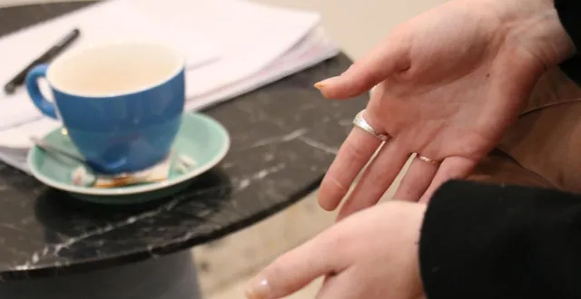 photo  cette trentenaire, qui a souhaité préserver son anonymat, est mère d’une adolescente de 17 ans. sa fille est placée depuis trois ans sous la responsabilité de l’aide sociale à l’enfance (ase), dans un foyer à caen (calvados). elle nous a raconté que de nombreux éléments lui laissent penser que son ado se livrerait à de la prostitution.  &copy;  ouest-france 