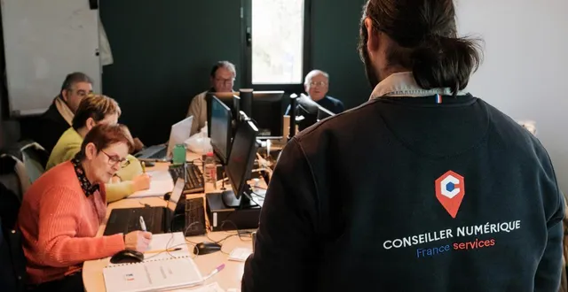 photo  à loiron, la maison france services tend la main vers les oubliés de l’informatique pour leur apprendre le b. a-ba des ordinateurs. ici avec kevin lickel, conseiller numérique.  &copy;  simon torlotin / ouest-france 