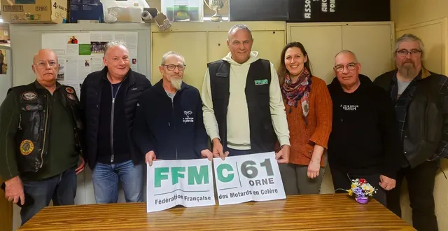 photo  les membres de la fédération des motards en colère : au centre michel ducret coordinateur du collectif et à sa droite virginie desjouis, nouvelle secrétaire du bureau.  &copy;  ouest-france 