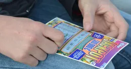 Info insolite  le gagnant d’un ticket à un million d’euros ne s’imaginait pas que la chance le mènerait… devant le tribunal. 