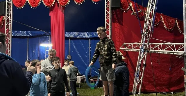 photo  les élèves de chaque classe s’initient aux arts du cirque et préparent leur numéro.  &copy;  le maine libre 