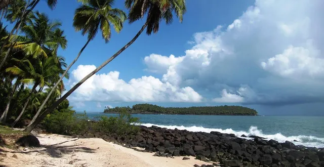photo  l’archipel des îles du salut, au large de la guyane, mêle paysages tropicaux spectaculaires et mémoire du bagne, avec ses vestiges historiques, dont ceux liés à l’affaire dreyfus.  &copy;  orlone / pixabay 