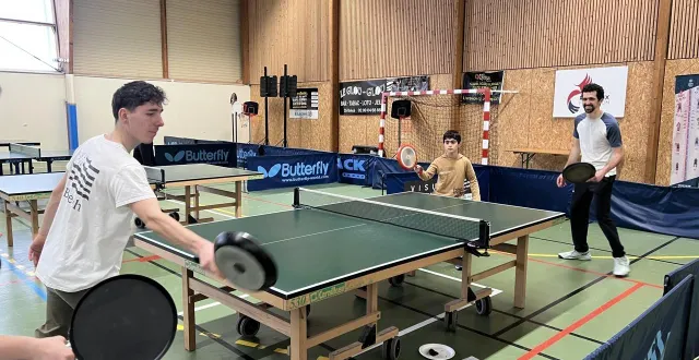 photo  du tennis de table pour le fun et les crêpes avec des poêles en guise de raquette, à brécé, près de rennes (ille-et-vilaine).  &copy;  ouest-france 