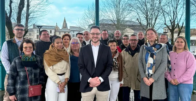 photo  le collectif « melle en commun » derrière ryan lequien, candidat tête de liste.  &copy;  co 