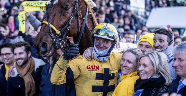 photo  la famille levesque tout sourire autour d’iroise de la noé après le prix de france.  &copy;  le trot. 