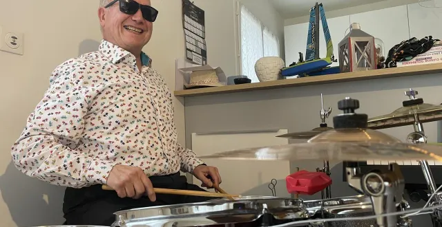 photo  jean-michel albert, un habitant de saint-thégonnec-loc-eguiner (finistère), est aveugle depuis ses 11 ans. cela ne l’empêche pas de faire de nombreuses activités.  &copy;  ouest-france 