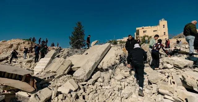 photo  des palestiniens se rassemblent autour des décombres des bâtiments démolis dans le village de beit awwa, près d’hébron, en cisjordanie occupée, le 5 février 2026. photo d’illustration.  &copy;  mosab shawer / middle east images via afp 