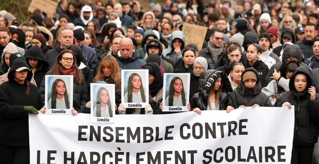 photo  des proches, des amis et des personnes en deuil brandissent une banderole sur laquelle on peut lire « ensemble contre le harcèlement scolaire » lors d’une marche silencieuse en hommage à camélia, une lycéenne de 17 ans qui s’est suicidée à la gare de mitry-mory, le 25 janvier 2026.  &copy;  afp 