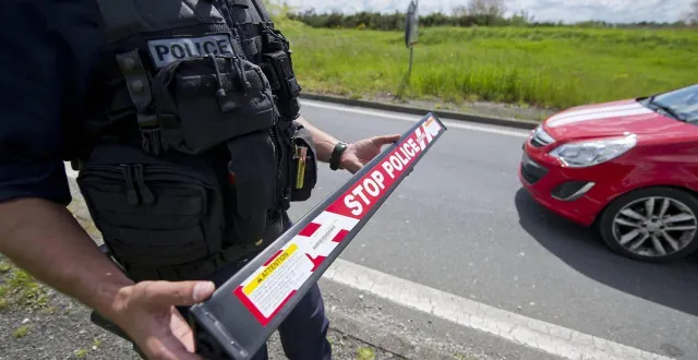 photo  les policiers ont arrêté la voiture du fuyard à l’aide d’un dispositif stop stick.  &copy;  archives presse océan 