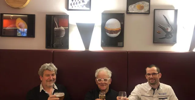 photo  vernissage de la série « le golf se met à table », à la re ; de gauche à droite patrick forget, hubert privé et nicolas ganivet.  &copy;  ouest-france 