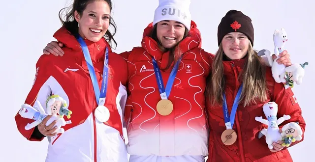 photo  eileen gu, mathilde gremaud et megan oldham sur le podium du slopestyle lors des jeux olympiques de mial-cortina, le 9 février 2026.  &copy;  kirill kudryavtsev / afp 