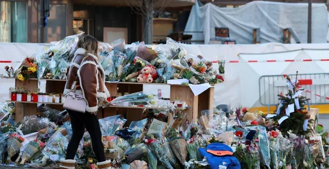 photo  une personne rend hommage aux victimes de l’incendie meurtrier du bar le constellation, à crans-montana, le 3 janvier 2026.  &copy;  stéphanie lecocq/reuters 
