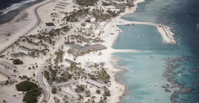 photo  vue aérienne de la zone de vie et des locaux de la base avancée sur l’atoll de hao.  &copy;  © robert antoine/ecpad/défense 