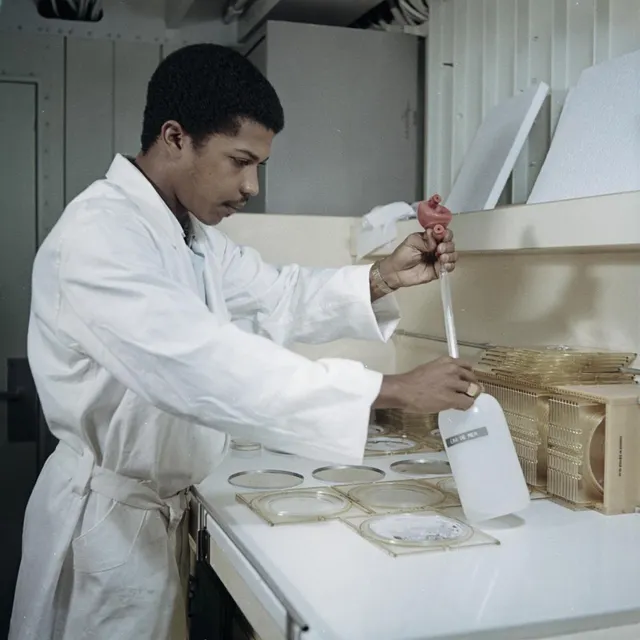 photo à bord du bâtiment de soutien spécialisé dans la sécurité radiologique, un technicien réalise des mesures d’éléments radioactifs sur des échantillons.  ©  © robert antoine/ecpad/défense