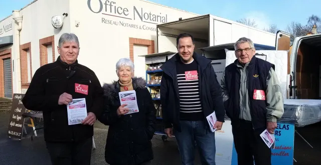 photo  le parti communiste se lance dans les élections municipales. samedi 7 février 2026, les représentants du parti ont distribué des flyers sur le marché d’arnage pour trouver des colistiers. de gauche à droite : didier jousse, martine goupil, frédéric mace et christian seery  &copy;  ouest-france 