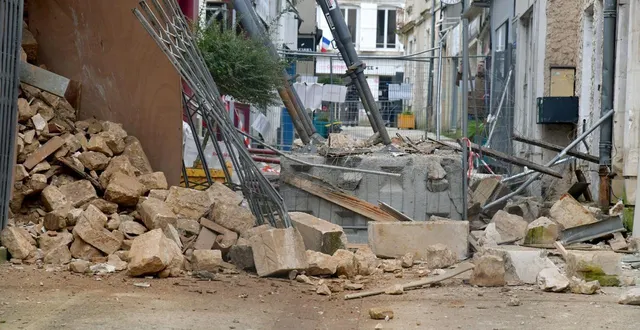 photo  les engins de démolition entreront en action ce mardi 10 février 2026 dans le centre-ville de saint-maixent-l’ecole, à la suite de l’effondrement survenu samedi.  &copy;  co - marie delage 