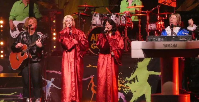 photo  les quatre membres du groupe abba gold ont offert un show reprenant les plus grands tubes du plus célèbre groupe suédois.  &copy;  le maine libre 