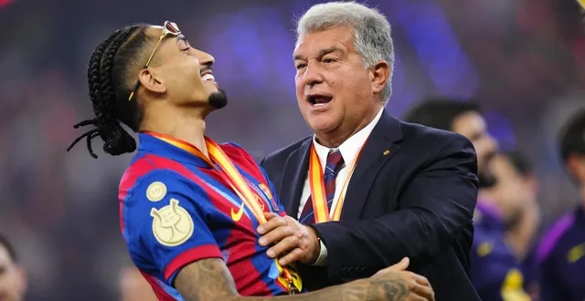 photo  raphinha et joan laporta.  &copy;  jose breton/nurphoto via afp 