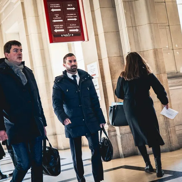 photo le député rn de l’eure, timothée houssin (à gauche), avec julien odoul, député rn de l’yonne, dans les couloirs du palais de justice de paris  ©  hans lucas via afp