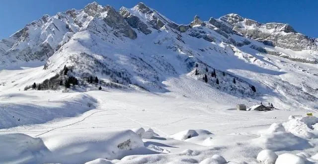 photo  plusieurs heures après le déclenchement d’une avalanche à valfréjus (savoie), samedi 7 février 2026, le corps sans vie d’un sexagénaire a été retrouvé sous la neige. photo d’illustration.  &copy;  jean-michel niester / ouest-france jean-michel niester / ouest-france 