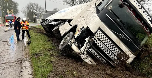 photo  un poids lourd et une voiture sont entrés en collision, lundi 9 février 2026, à séglien (morbihan).  &copy;  sdis 56 