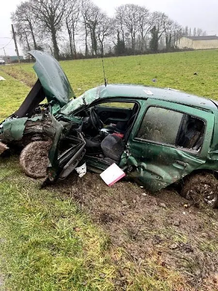 photo la voiture a été lourdement endommagée.  ©  sdis 56