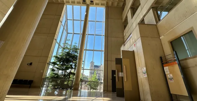 photo  il menace de mort son ex-concubine, lui envoie 56 appels téléphoniques malveillants en quatre heures. il plante un couteau dans son volet. un quadragénaire jugé au mans.  &copy;  ouest-france 