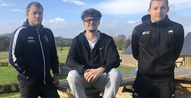 photo  l’équipe du centre de pleine nature de torchamp (orne) : de gauche à droite, romain langlin, enzo lefèvre et suntee hornec. une quatrième personne est recrutée pour l’été.  &copy;  ouest-france 