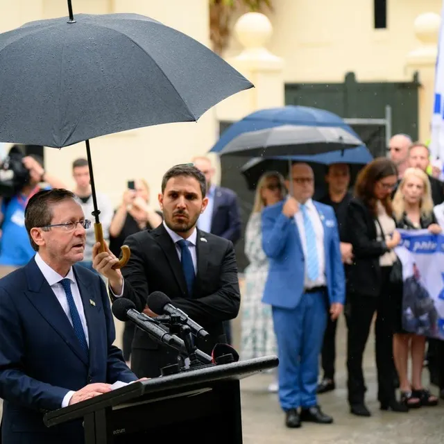 photo le président israélien isaac herzog lors d’une cérémonie d’hommage aux victimes de l’attaque terroriste de bondi à sydney ce lundi 9 février.  ©  george chan/getty images via afp