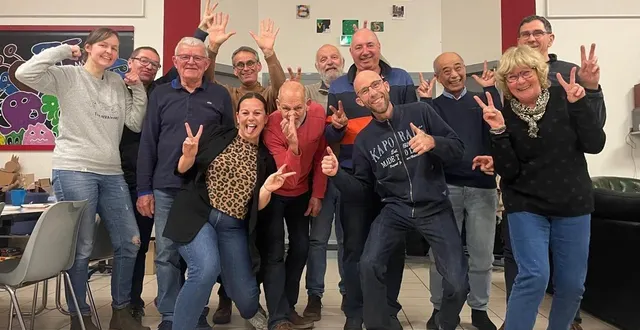 photo  lucie lemoine entourée de l’équipe de bénévoles du repair café  &copy;  co 