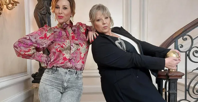 photo  laurence boccolini accompagne élodie villemus dans 