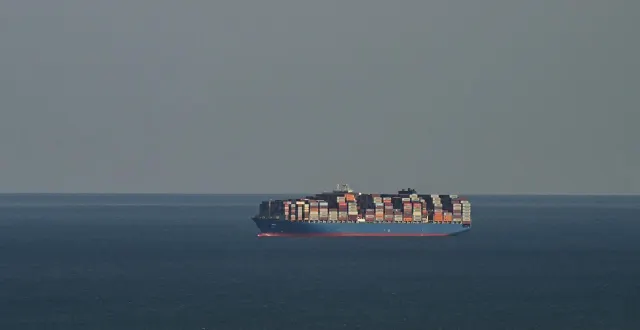 photo  un cargo transportant des conteneurs de la société danoise maersk navigue devant le port de balboa à panama city, le 30 janvier 2026. photo d’illustration.  &copy;  martin bernetti / afp 