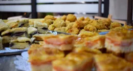 Info insolite  les touristes ont finalement été invités à manger. 