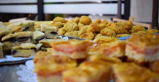 photo  les touristes ont finalement été invités à manger.  &copy;  pixabay 