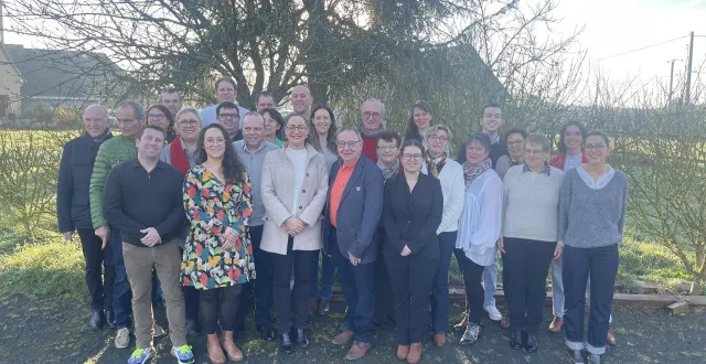 photo  yamina riou (veste beige) entourée de ses colistiers de terres d’avenir.  &copy;   liste terres d’avenir 