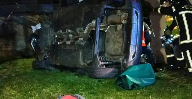 photo  la voiture a été retrouvée sur le flanc par les policiers, avec quatre passagers à l’intérieur. seul manquait le conducteur. le prévenu se cachait derrière le véhicule.  &copy;  photo fournie par un témoin 