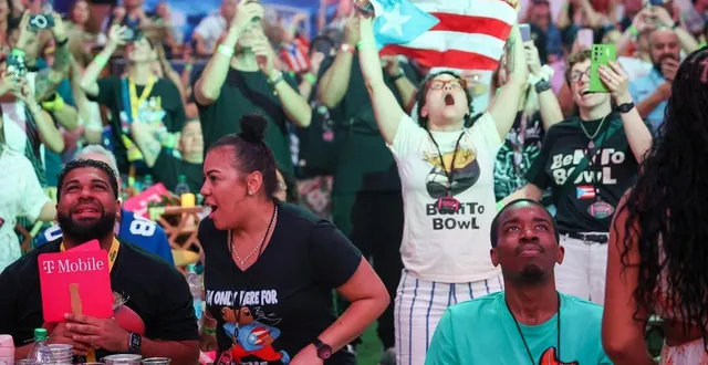 photo  les fans réagissent au spectacle de bad bunny pendant la mi-temps lors d’une soirée super bowl à san juan, porto rico, le dimanche 8 février 2026.  &copy;  jaydee lee serrano / afp 