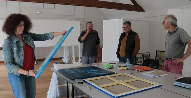 photo  en se rendant directement à la mairie de nécy, il sera désormais plus simple de louer la salle jean-allais (ici lors de la préparation d’une exposition en 2024).  &copy;  archives ouest-france 