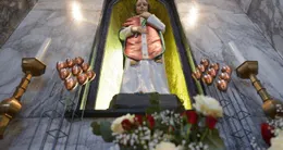Info insolite  saint-valentin est bien un saint… alors l’église catholique d’argentan le célèbre en rendant service aux amoureux. (photo : une statue du saint patron des amoureux, saint valentin, à dublin, en irlande). 