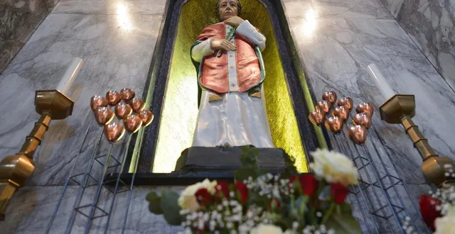 photo  saint-valentin est bien un saint… alors l’église catholique d’argentan le célèbre en rendant service aux amoureux. (photo : une statue du saint patron des amoureux, saint valentin, à dublin, en irlande).  &copy;  nurphoto via afp 