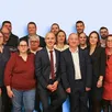 photo au centre avec la cravate rouge, anthony mussard avec l’ensemble des membres de la liste « agir ensemble pour loué ».