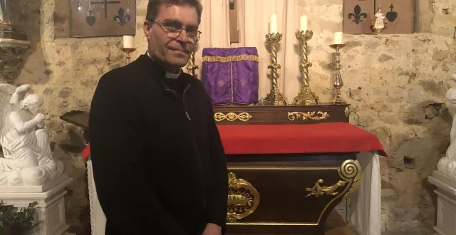 photo  l’abbé matthieu salenave, dans sa chapelle qui fait partie de sa propriété, à saint-aignan-sur-roë (mayenne).  &copy;  archive of 