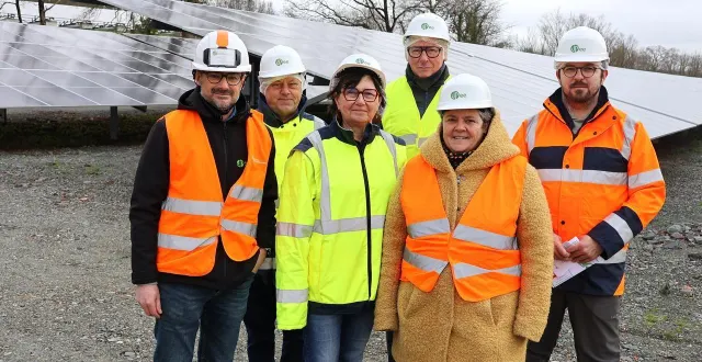 photo  pierrick rouault, chef de projet pour fpee (à gauche), et simon bessière, chargé de mission énergie pour la collectivité (à droite), avec les élus vionnais daniel régnier, brigitte têtu-édin et michel judalet ainsi que mélanie cosnier, conseillère communautaire déléguée à la transition écologique, devant les panneaux de la ferme solaire de vion, vendredi 6 février 2026.  &copy;  ouest-france 