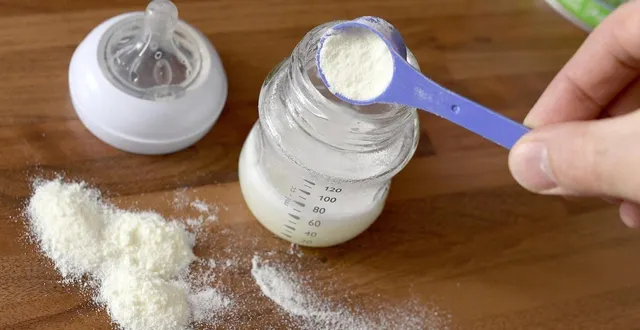 photo  les autorités suisses sont en train de mener des investigations sur de potentielles contaminations de laits infantiles par la toxine céréulide, après plusieurs cas de symptômes signalés chez des bébés, a indiqué lundi 9 février 2026 l’office fédéral de la sécurité alimentaire. photo d’illustration.  &copy;  marc ollivier / ouest-france archives 