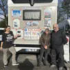 photo  de gauche à droite : fiona lauriol, fosca lauriol et thierry lauriol, étaient de passage à flers (orne) du 7 au 9 février 2026 dans le cadre de leur tour de france en camping-car pour alerter sur la situation des aînés sur le territoire. 